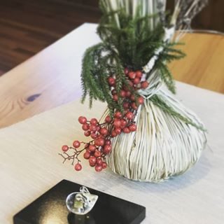 本年もよろしくお願い致します🎍

本日より営業させていただきました

新年も
ご来店いただきましたお客様の皆様
笑顔で本当に嬉しく幸せな仕事始めと
なりました✨
ありがとうございます✨

お店の中は
@nest1025 さんのお飾りと
ネズミさんを
ちょこちょこと。

#浜松市東区
#美容室
#隠れ家サロン 
#Hair Club IKEYA
#本日より 
#仕事始め 
#子年